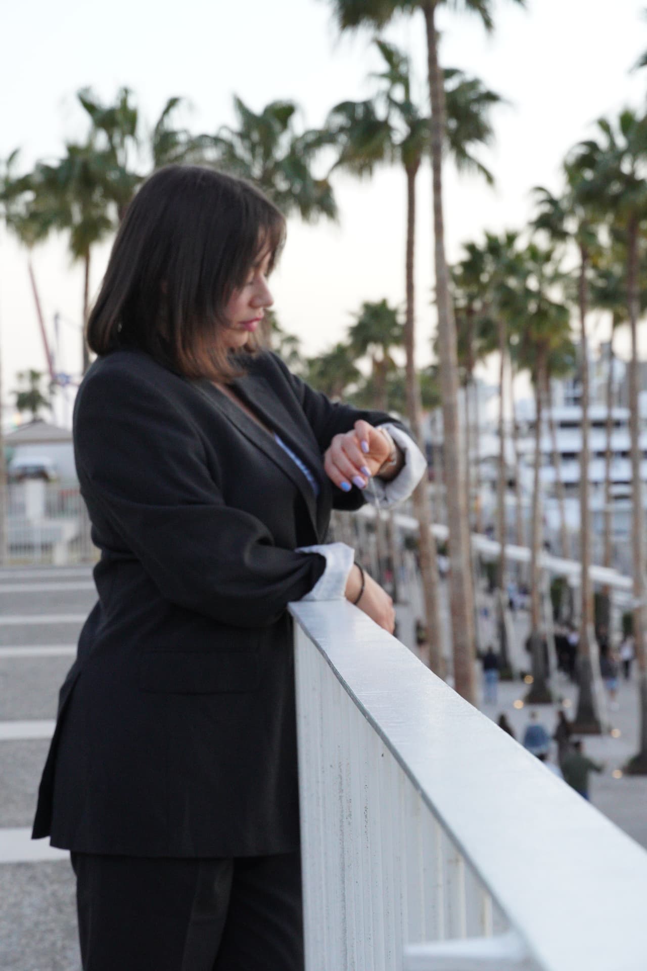 Babette Kucinski checking the time outdoors in Málaga